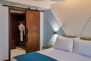 Frigobar, cofres nos quartos, escrivaninha