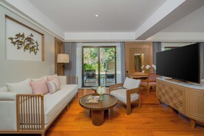 Club Two Bedroom Family Pool Suites | Zona de estar | Televisión LCD de 45 pulgadas con canales por cable, una televisión