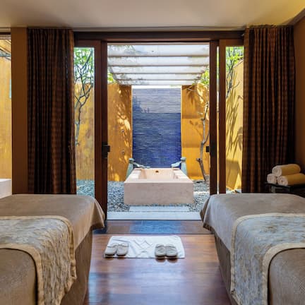 Couples treatment rooms, body treatments, aromatherapy, Thai massages