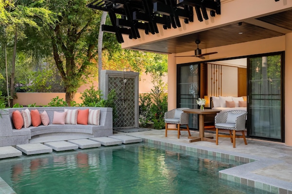 Club Two Bedroom Family | Peralatan tempat tidur premium, peti besi dalam bilik, meja