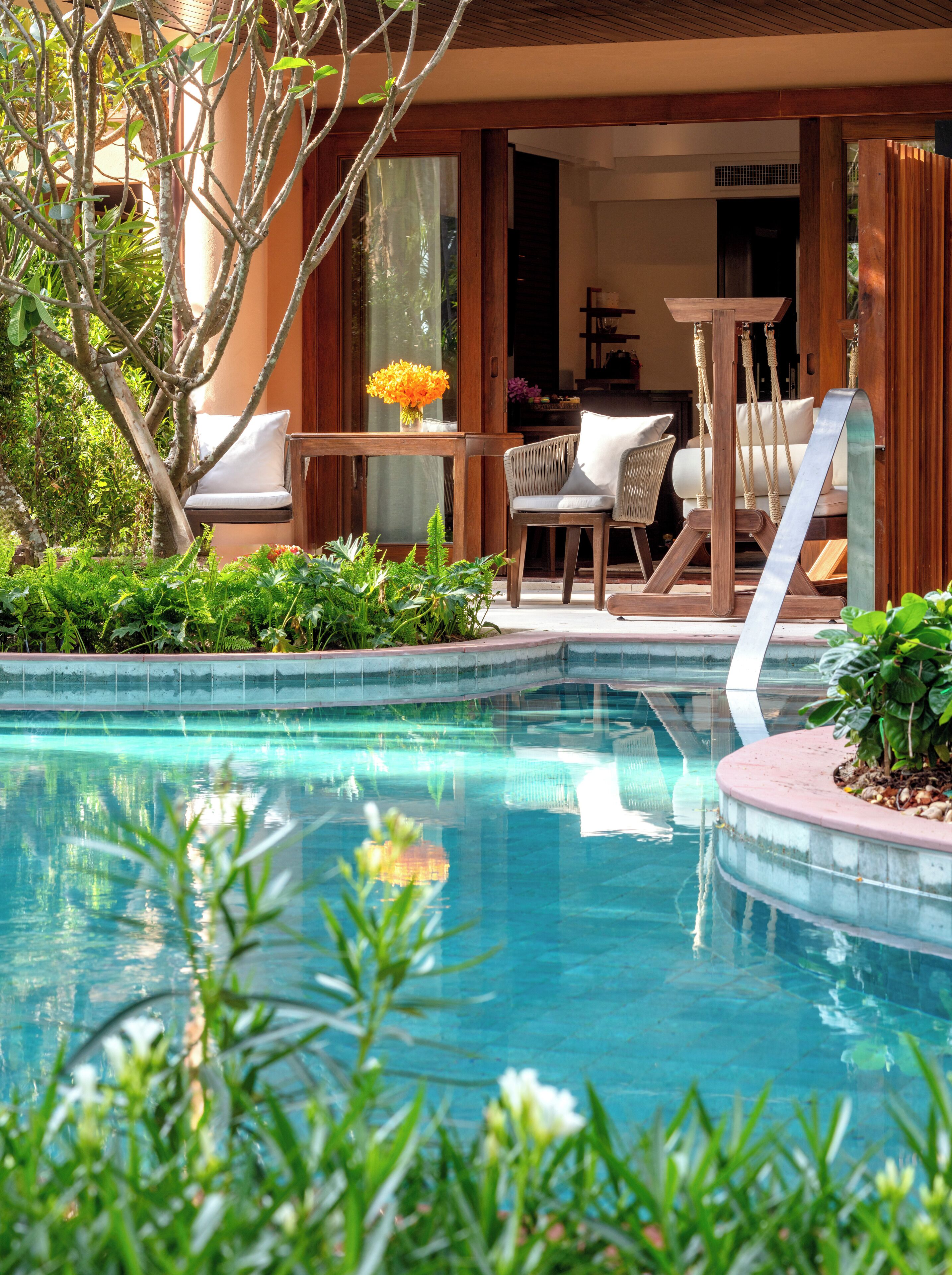 Deluxe Pool Access Room | Roupas de cama premium, cofres nos quartos, escrivaninha