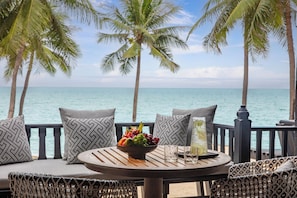 Deluxe Sea View Balcony | Ylelliset vuodevaatteet, tallelokero huoneessa, työpöytä, äänieristys