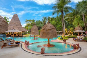 2 piscinas al aire libre (de 07:00 a 19:00), sombrillas, tumbonas