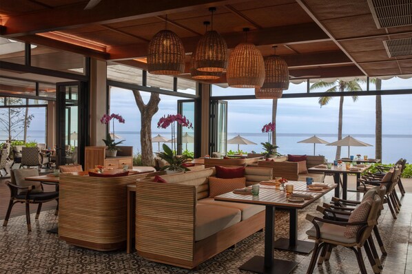 3 restaurants; breakfast, lunch and dinner served  - Anantara Hua Hin Resort (Hua Hin)