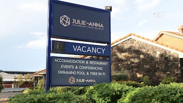 Julie-anna offers accommodation, dining, events, and conferencing, with a swimming pool and free Wi-Fi.
