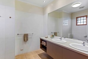 A modern bathroom with two sinks, a large mirror, and a towel rack. - Julie-Anna Inn, Bendigo (Bendigo)