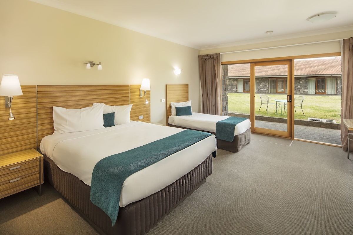 Minibar, skrivbord, arbetsyta för laptop och ljudisolering