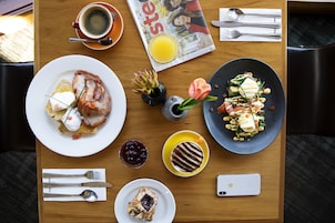 Desayuno a la carta todos los días (con cargo)