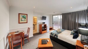 Chambre Exécutive, 1 très grand lit, non-fumeur, bain à remous (Queen room with spa) | Coin séjour