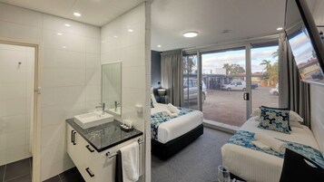 Habitación ejecutiva, no fumadores (Standard Double) | Baño | Ducha, artículos de higiene personal gratuitos y secador de pelo