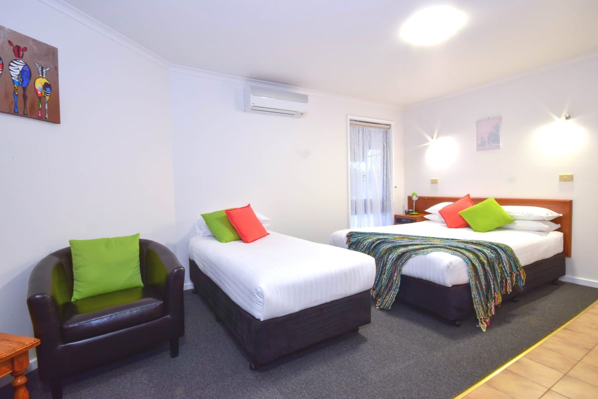 Kamar Twin | Meja kerja, setrika/meja setrika, Wi-Fi gratis, dan seprai linen