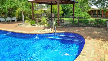 Piscina all'aperto, lettini