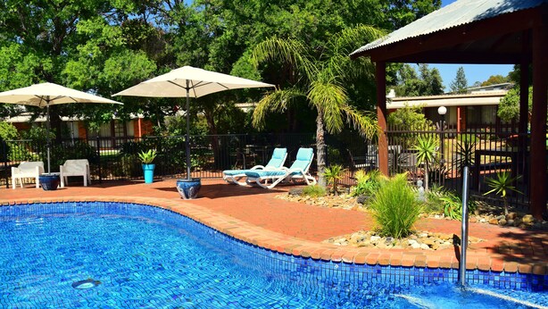Piscine extérieure, chaises longues