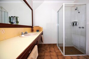 Free toiletries, hair dryer, towels - River Country Inn (Moama)