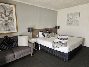 Suite studio exécutive | Literie de qualité, lit avec matelas à plateau-coussin, bureau
