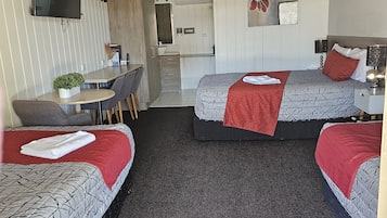 Familiekamer | Luxe beddengoed, pillowtop-bedden, een bureau