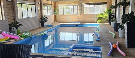 Piscina coperta, lettini