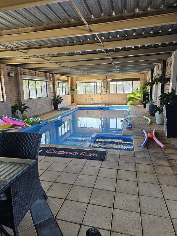 Piscina interna, espreguiçadeiras