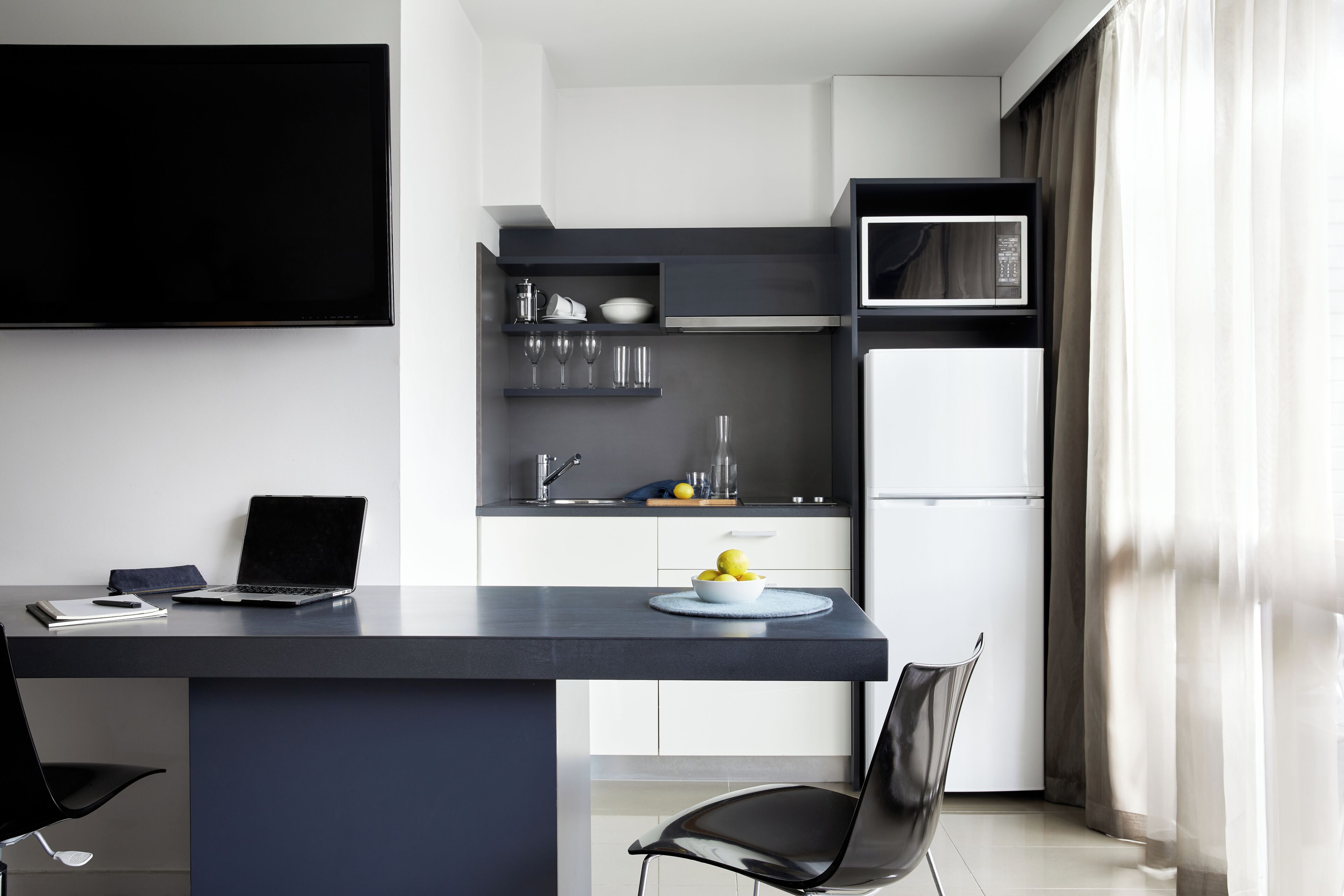 Superior Studio Apartment | Eget pentry | Espressobryggare, stort kylskåp, mikrovågsugn och spishäll