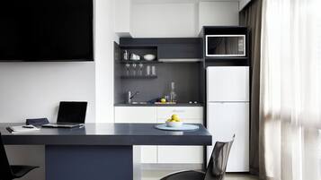Studio Apartment | Dapur kecil peribadi | Pembancuh kopi espreso, peti sejuk/penyejuk beku saiz penuh