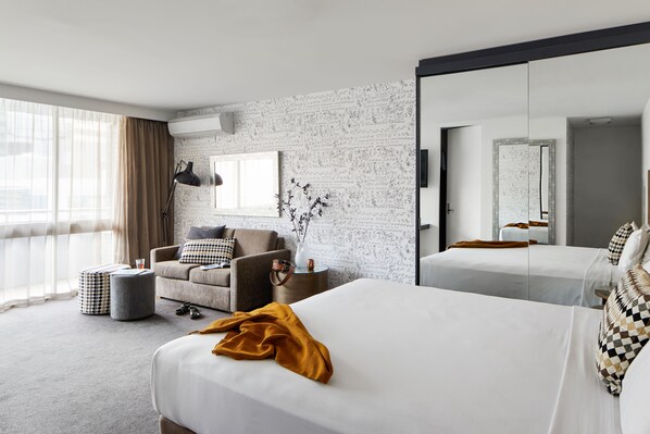 Escritorio, cortinas blackout y sistema de insonorización