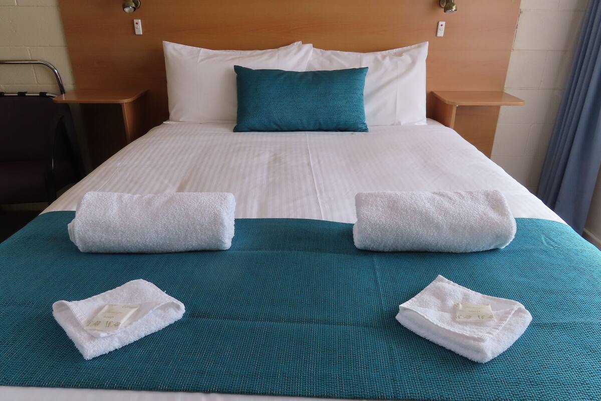 Standard Room, 1 Katil Ratu (Queen) | Langsir/tirai gelap terus, seterika/papan seterika, cadar katil 