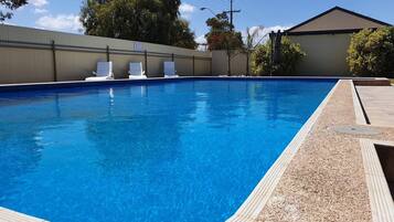 Piscina externa, guarda-sóis, espreguiçadeiras