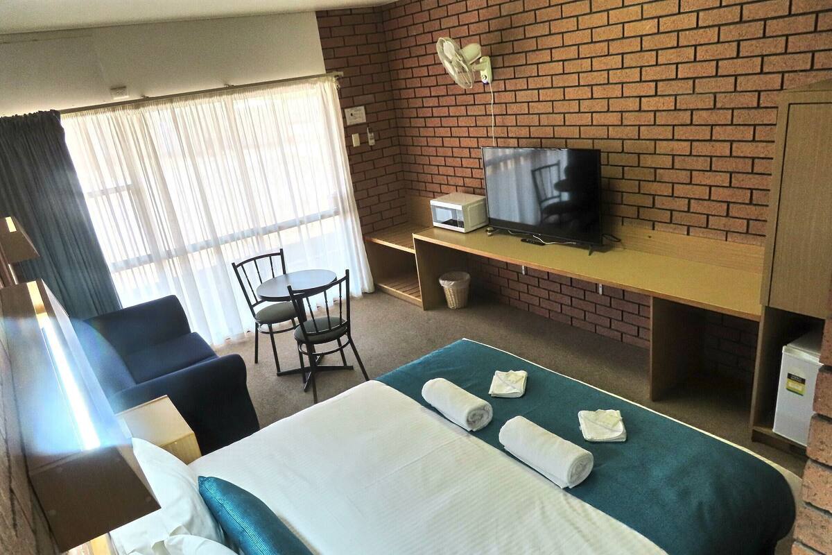 Superior Room, 1 Katil Raja (King) | Langsir/tirai gelap terus, seterika/papan seterika, cadar katil 