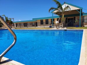 Piscina externa, guarda-sóis, espreguiçadeiras