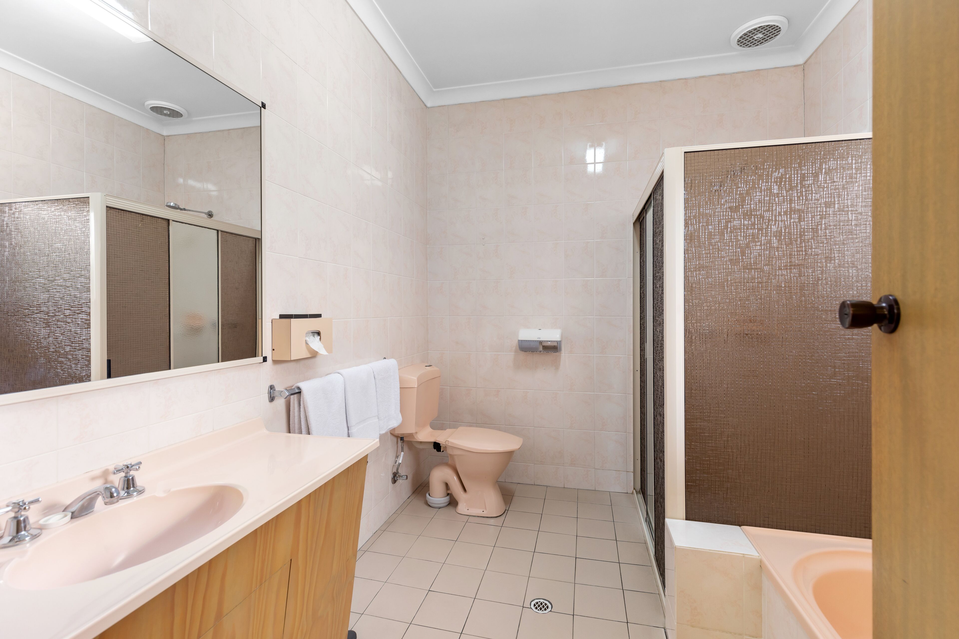 Een badkamer met een wastafel, toilet en douche.