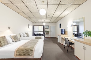 Chambre Standard avec lits jumeaux, baignoire à jets | Minibar, bureau, espace de travail pour ordinateurs portables