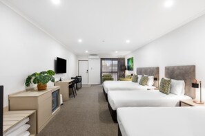 Executive Room, Multiple Beds, Bathtub