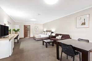 Standard Room, 1 Queen Bed, Jetted Tub