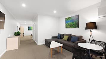 1 bedroom, minibar, desk, laptop workspace