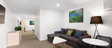 Executive Twin Room | 1 bedroom, minibar, desk, laptop workspace