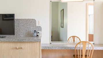 1 bedroom, minibar, desk, laptop workspace