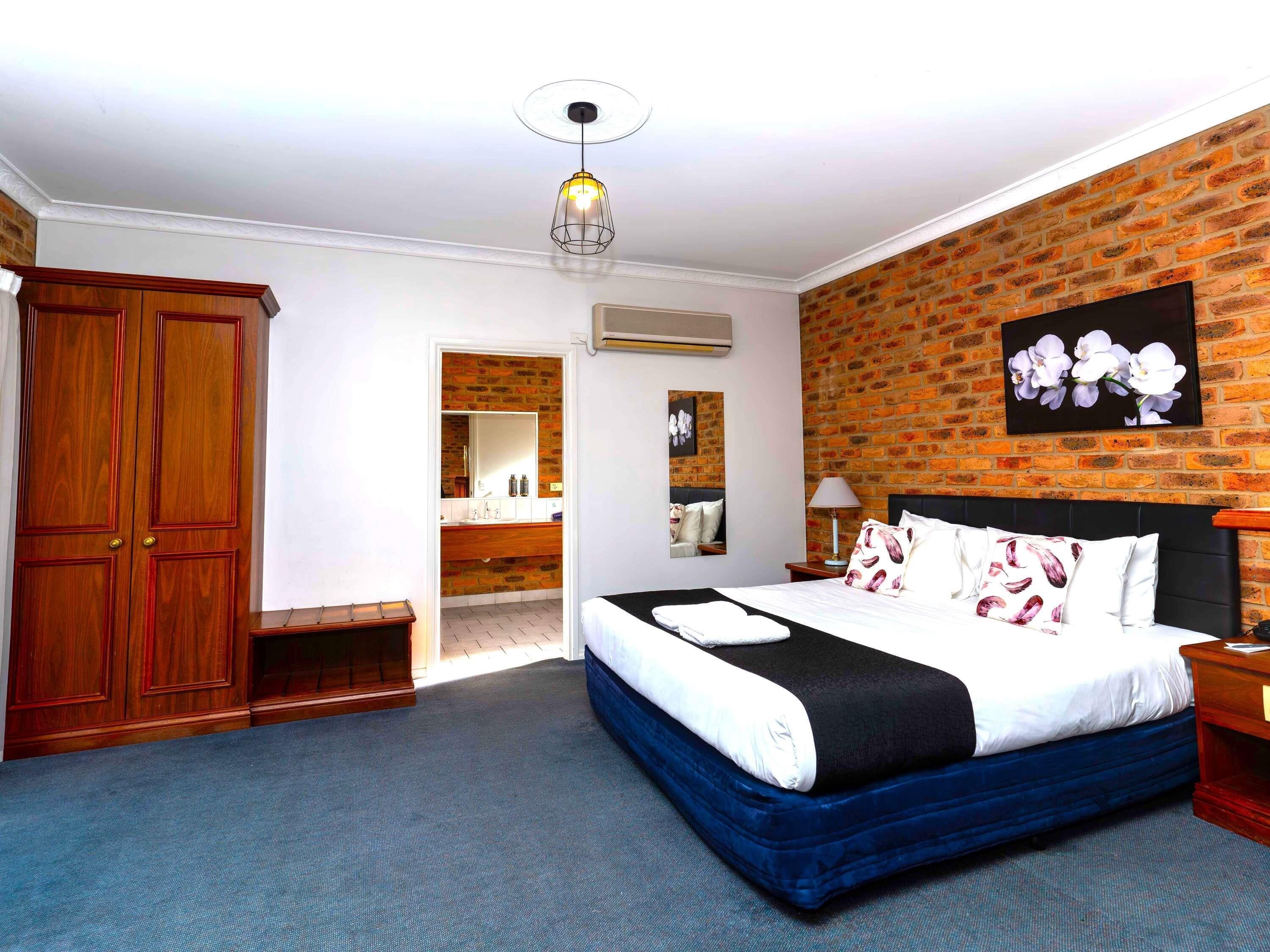 Suite, 1 Queen Bed (Spa) | Minibar, desk, iron/ironing board, cribs/infant beds