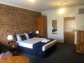 Classic Room | 1 bedroom, minibar, desk, iron/ironing board