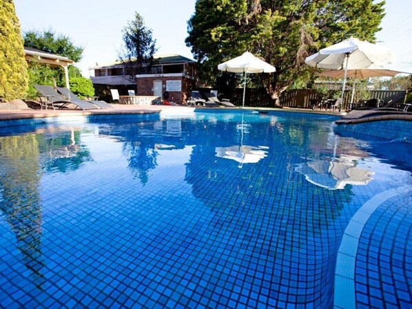 Piscine extérieure, parasols de plage, chaises longues