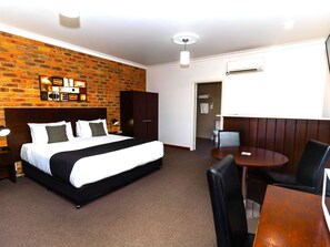 Minibar, desk, iron/ironing board, cots/infant beds - Mercure Port of Echuca (Echuca)