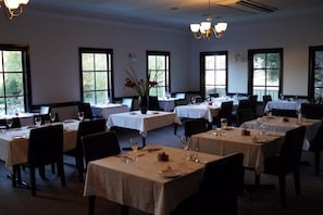 Breakfast and dinner served  - Mercure Port of Echuca (Echuca)