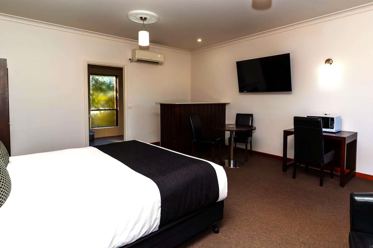 1 bedroom, minibar, desk, iron/ironing board