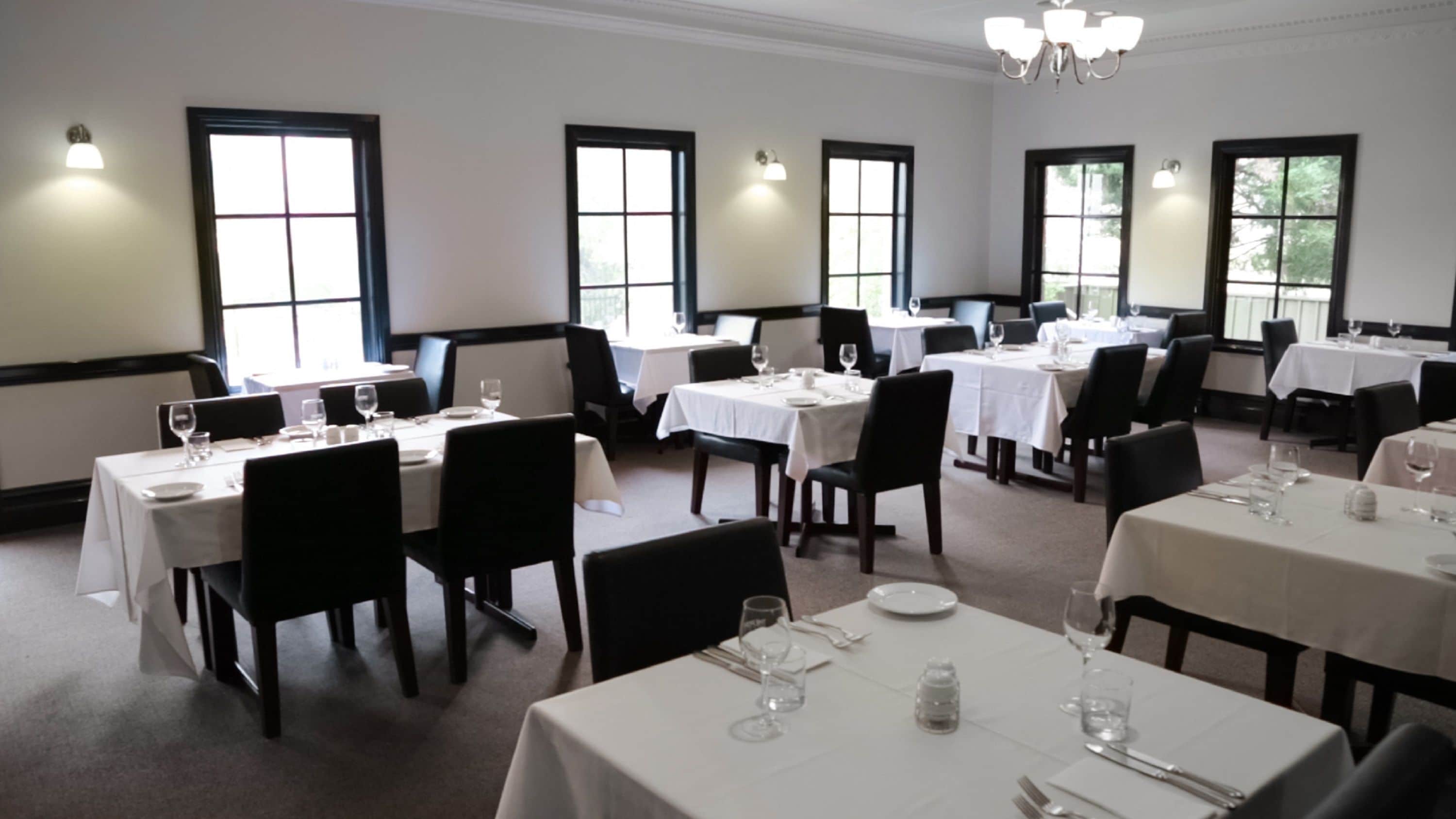 Sarapan dan makan malam dihidangkan 