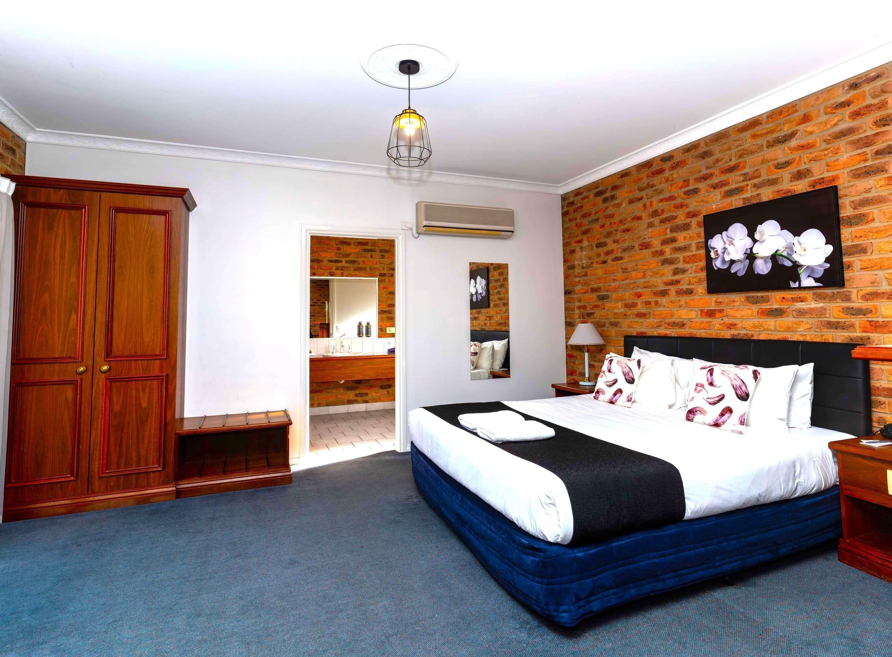 Suite, 1 Queen Bed (Spa) | Minibar, desk, iron/ironing board, cribs/infant beds