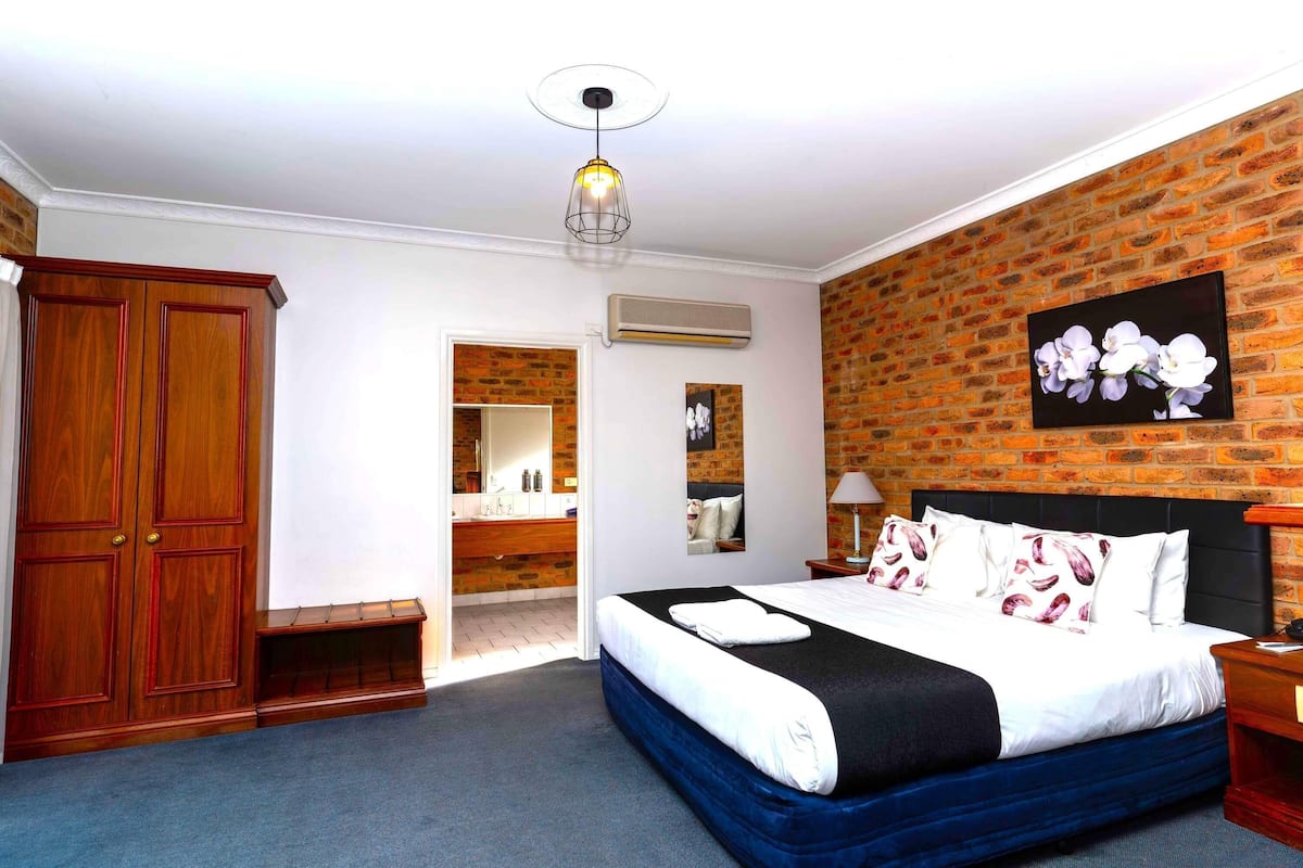 Suite, 1 Queen Bed (Spa) | 1 bedroom, minibar, desk, iron/ironing board