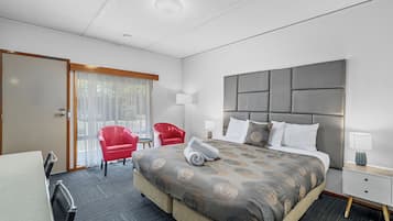 Standard Room, 1 King Bed, Accessible, Non Smoking (Roll in Shower) | Premium bedding, desk, iron/ironing board, free WiFi