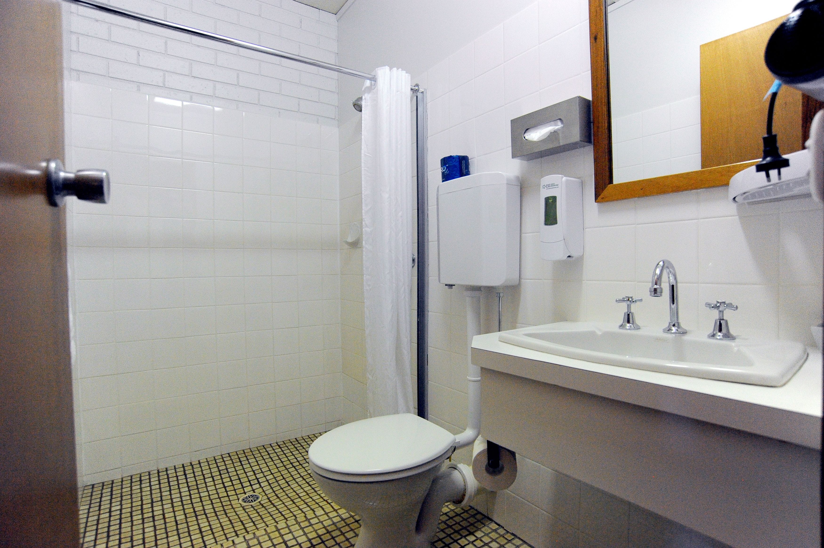 standard room, non smoking | bathroom | shower, free toiletries, towels
