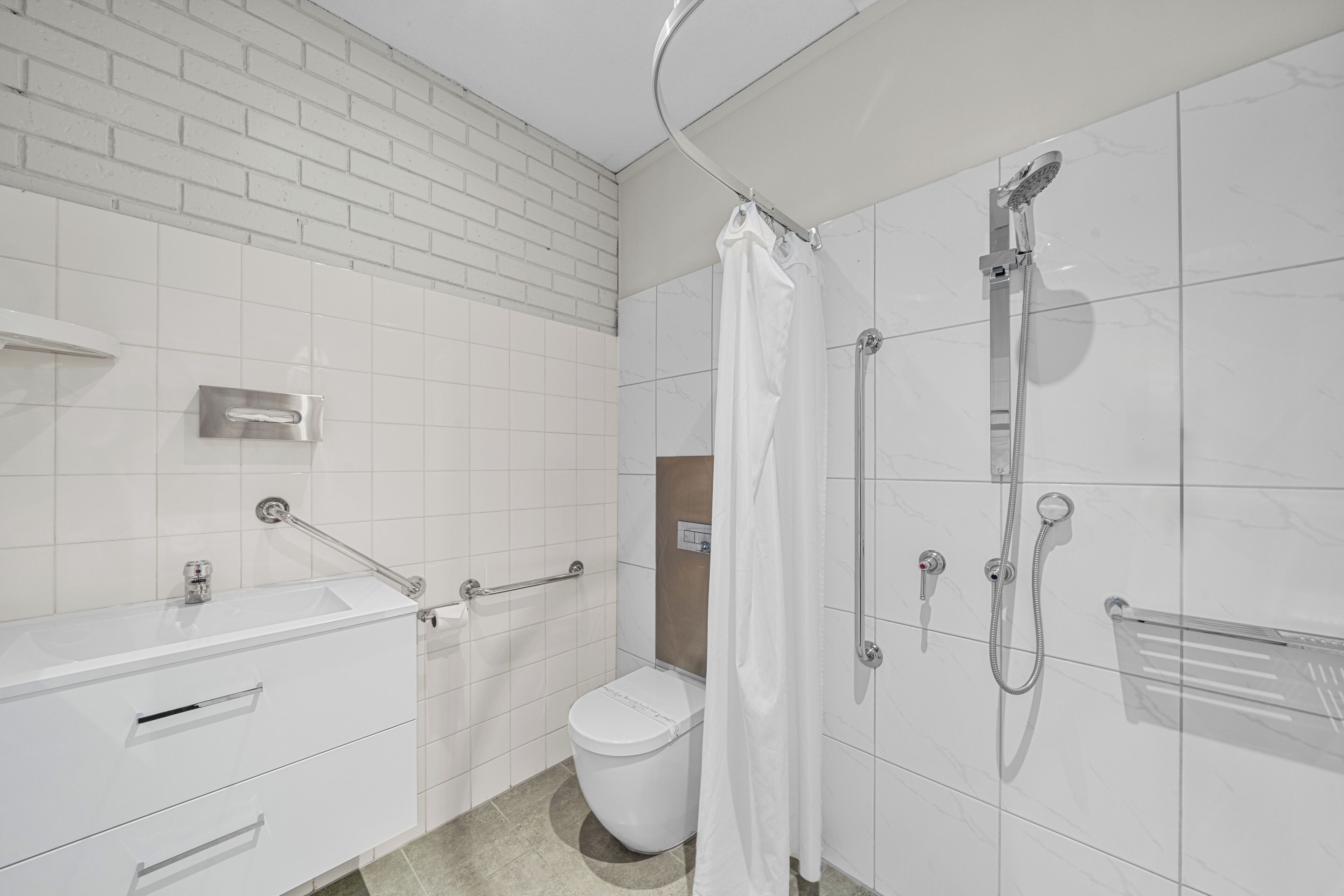 standard room, 1 king bed, accessible, non smoking (roll in shower) | bathroom | shower, free toiletries, towels
