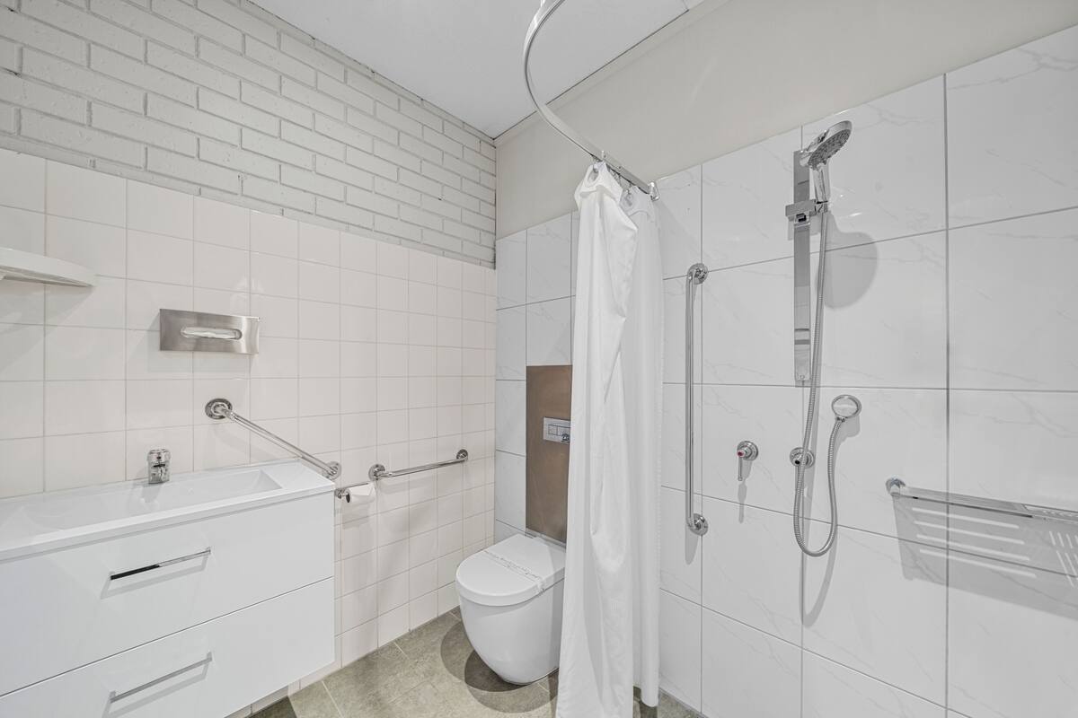 standard room, 1 king bed, accessible, non smoking (roll in shower) | bathroom | shower, free toiletries, towels