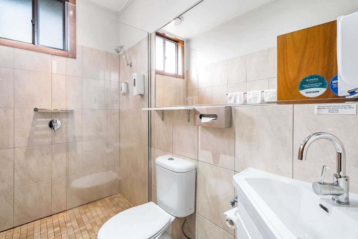 standard room, 1 queen bed, non smoking | bathroom | shower, free toiletries, towels